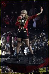 组图：泰勒百变造型开唱 深V烈焰红裙叹无乳