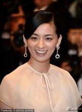 组图：《如父如子》戛纳首映 真木阳子撞色抢眼