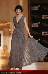 组图：张曼玉金色深V薄纱裙亮相 拽裙摆似蝴蝶仙女