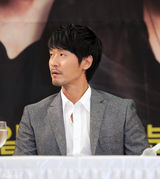 高清图：崔始源宣传新剧《波塞冬》 牵手女星李诗英