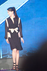 组图：吴辰君青春造型担当大学生电影节颁奖嘉宾