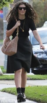 组图：洛德黑衣墨镜现身天使城 成熟超实际年龄