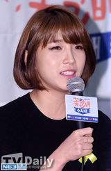 组图：SJ希澈扶仨爷爷宣传新剧 梳油头演帅警察