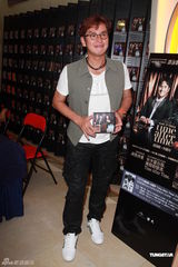 组图：谭咏麟为个唱彩排练歌致声音沙哑