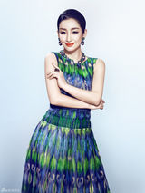 组图：秦海璐美艳红唇轻熟驾驭复古范儿