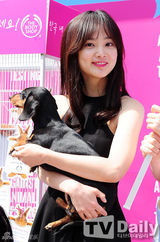 组图：尹胜雅参加反对动物实验签名活动吻爱犬