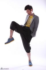 组图：任泉鬼马写真造型多变玩心大开