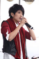 组图：曾静玟开专辑改版签名会 赠歌迷爱心高丽菜