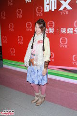 组图：黄浩然为拍戏剃头 黄翠如强调无后台