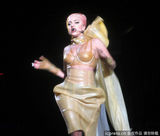 组图：Gaga百变魔女骚味浓 渔网袜秀浑圆翘臀