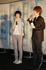 组图：李媛时尚BOBO头出席活动 淡色西装潮味足