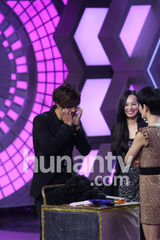 组图：金贤重录制《大本营》 搞怪卖萌惹粉丝尖叫