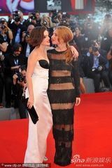 组图：约瑟芬透视装近全裸 和爆乳女星热辣深吻