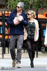 组图：“雷神”二度当爹 锤哥甘做奶爸爱抱娃