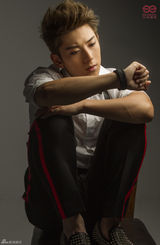 组图：陈翔曝光最新宣传照 优雅中展露成熟