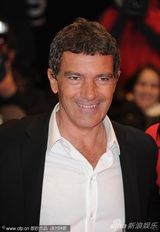 组图：《制胜一击》首映 吉娜-卡拉诺秀美腿