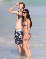 组图：黛米摩尔与小男友度假 水中扑倒紧贴不放