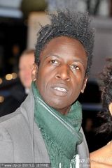 组图：《今天》柏林首映爱莎绿裙黑肤美腿修长