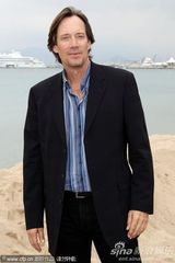 《灵魂冲浪》记者会 安娜索菲亚花短裙秀美腿(图)