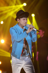 组图：周笔畅玩谢耳朵乐器 邓紫棋黑丝秀腿