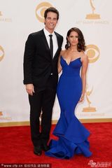 组图：名嘴Rocsi Diaz露胸裙性感亮相艾美红毯