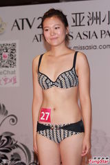 组图：亚姐泳装火辣秀胸 怪咖多女版王祖蓝现身