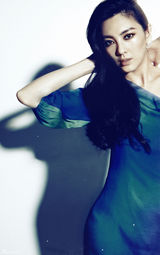 组图：张雨绮时尚大片大展笑容 光晕中展现独特美感