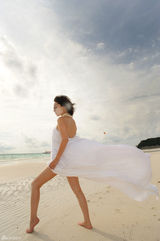 幻灯图：张茜菲律宾拍唯美大片 享受碧海蓝天浪漫