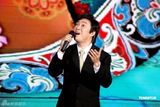 费玉清开第100场演唱会 不变黑西装献唱(组图)