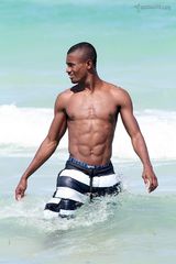 幻灯图集：科特迪瓦中场卡劳和女友迈阿密海滩戏水