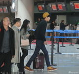 组图：张亮电话不断业务忙 酷劲十足逗乐女助理