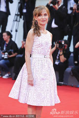 组图：《睡美人》首映 影后于佩尔清纯白裙装嫩