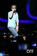 组图：朴宰范等参加HIPHOP音乐节引爆火热现场