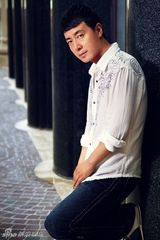 幻灯图：于洋写真尽显熟男诱惑 静谧眼神深情 