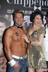 组图：庄思敏Jessica C.与外籍猛男玩抱抱