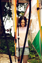 组图：童瑶夏日写真T恤热裤清凉