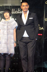 组图：邵兵上海出席活动 绅士性感俘获女人心