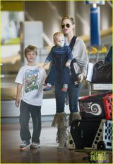 组图：凯特哈德森携子机场现身 小儿子叼奶嘴可爱