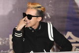 组图：G-Dragon权志龙黑超拄拐 自称龙龙狂卖萌