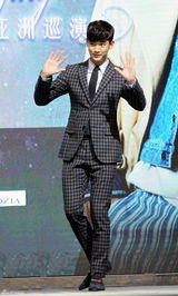 高清组图：金秀贤北京会粉丝 格纹西装帅气亮相