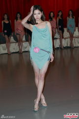 组图：倪晨曦教走猫步 亚姐佳丽奇招突围