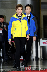 组图：韩团2PM与SISTAR着亮丽休闲装站台