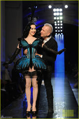 组图：脱衣舞娘蒂塔性感蝴蝶装走秀 展纤腰巨乳