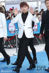 组图：神话李孝利等亮相20代选择颁奖礼蓝地毯