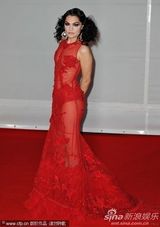 组图：Jessie J透视裙极尽诱惑 登台为火星哥颁奖