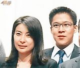 组图：郭晶晶宽松衣护肚显孕味 霍启刚护航