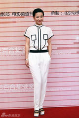 组图：苗圃俏皮黑白装 出席百合奖盛典