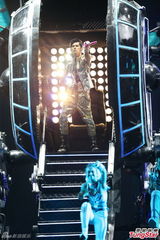 周杰伦介怀被燕姿夺第一次 与邓丽君隔空对唱