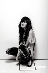 幻灯图集：阿Sa(蔡卓妍)全新EP造型曝光 黑白风摇滚味十足