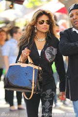 组图：杰克逊子女轻松逛街 帕丽斯穿老爸头像T恤